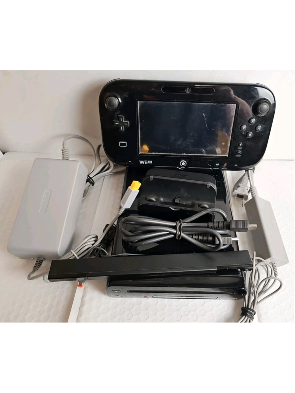 Nintendo Wii U Deluxe 32GB Console WUP-101(02) With Gamepad WUP-010(USA) Cables